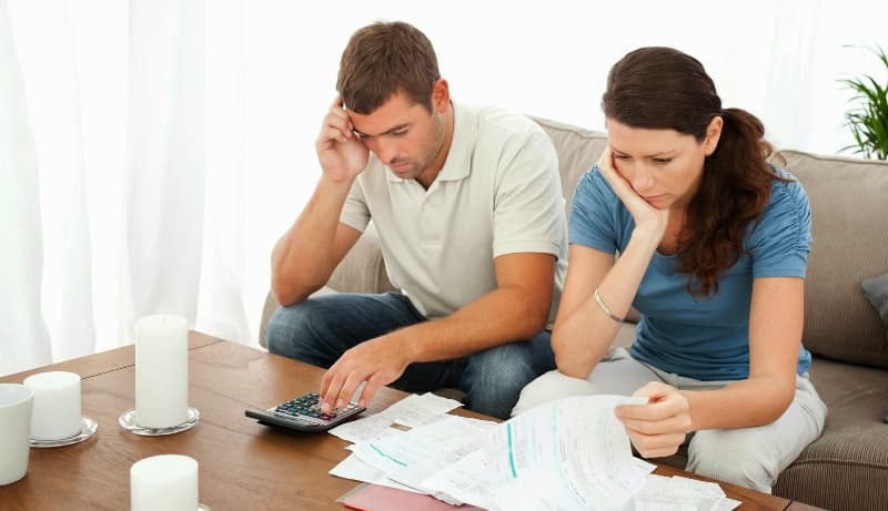 immagine di coppia di persone preoccupate, per l'articolo di risposta alla domanda: come si può verificare l’avvenuta cancellazione di un’ipoteca?