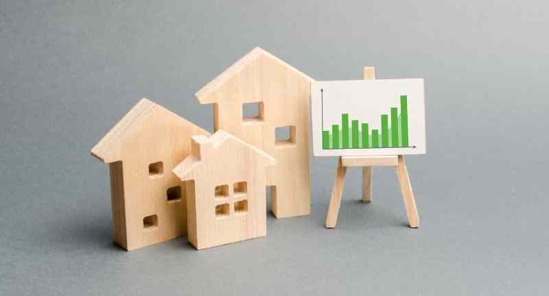 Immagine di case stilizzate e grafico, per l'articolo sull'andamento del mercato delle compravendite degli Immobili turistici nel 2023