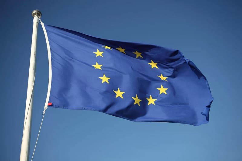 immagine della bandiera dell'UE, in relazione all'articolo di sulla Direttiva RED III, che si pone l'obiettivo del 49% di energia rinnovabile per il riscaldamento e raffrescamento degli edifici, entro il 2030